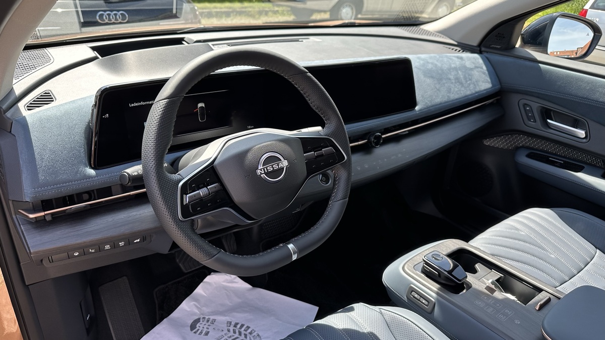 Nissan Ariya - Cockpit blau