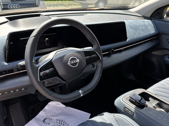 Nissan Ariya - Cockpit blau