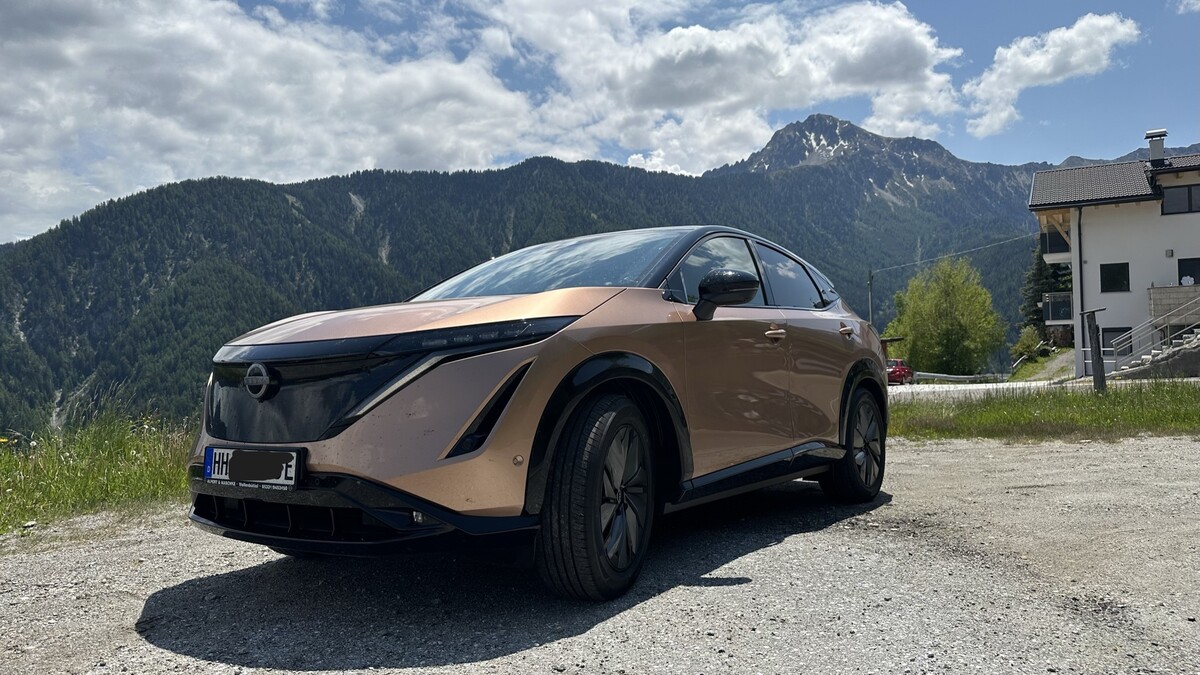 Nissan Ariya in den Alpen