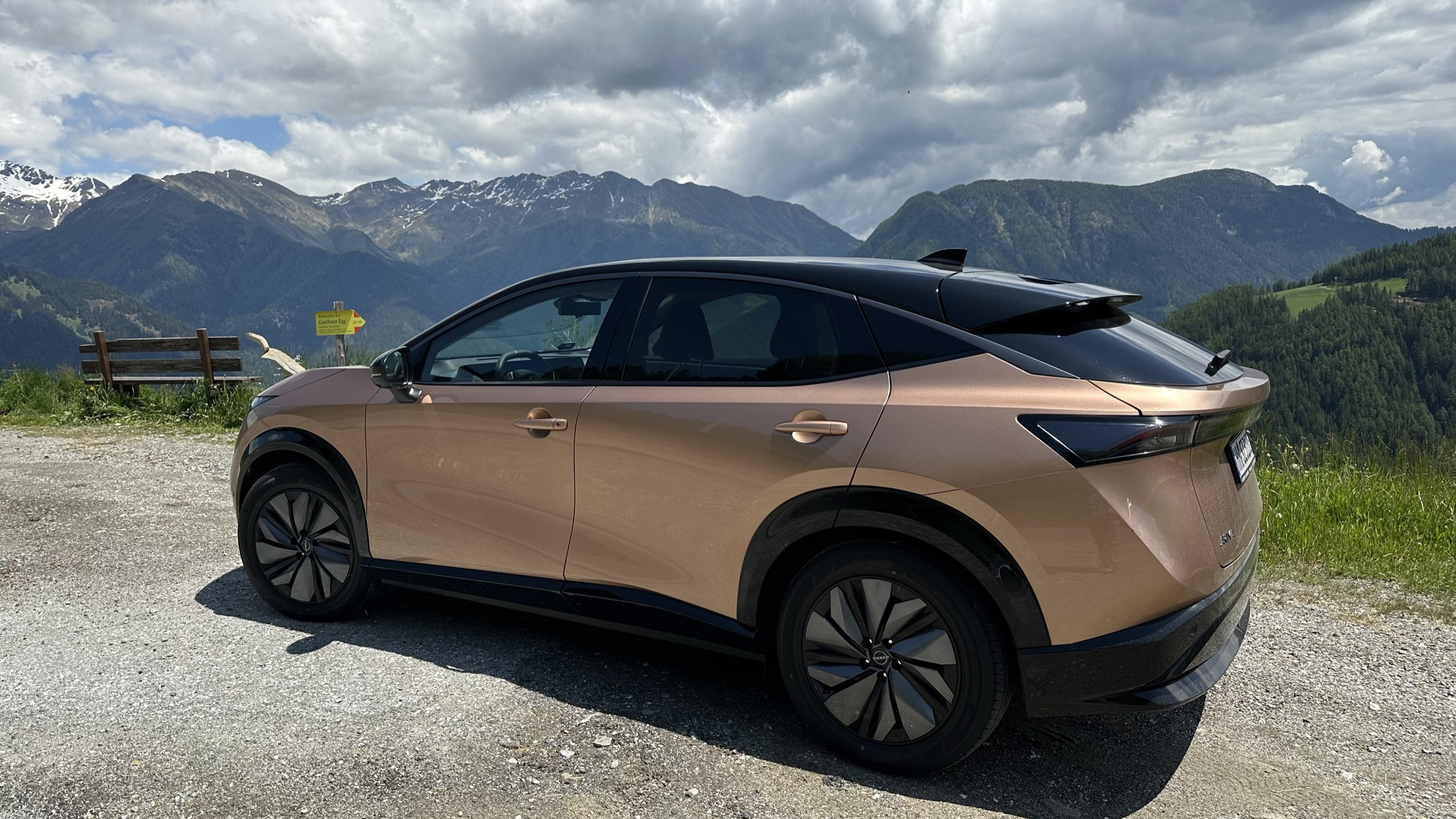 Nissan Ariya in den Alpen