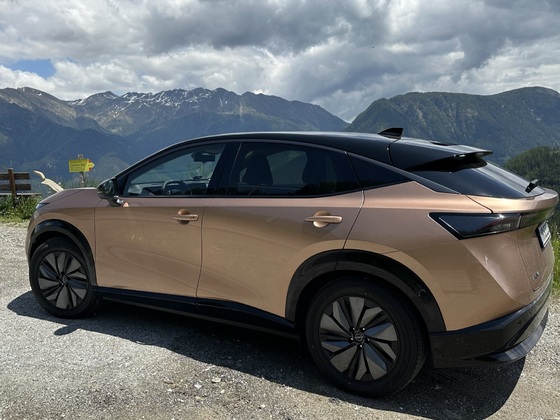 Nissan Ariya in den Alpen